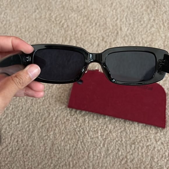 Feisedy Black Rectangular Sunglasses with Red Case - Picture 2 of 6